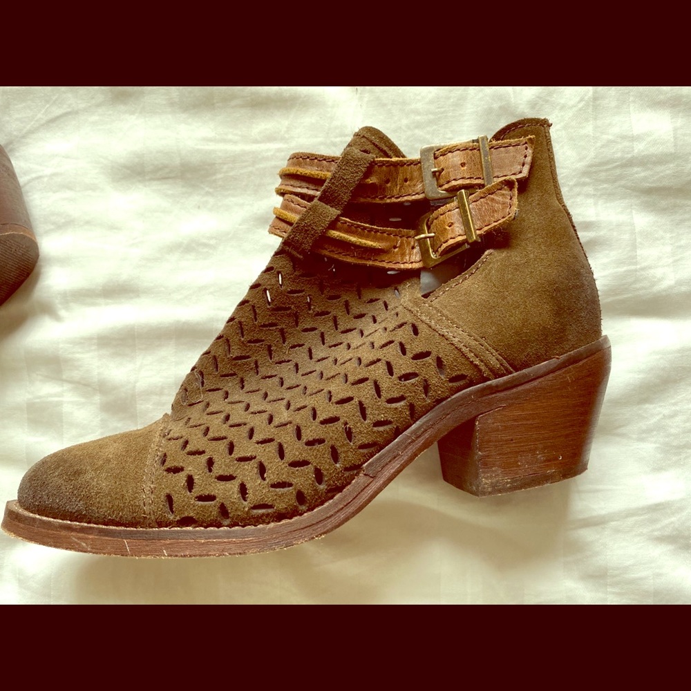 Super cute suede and leather shoe boots 7.5